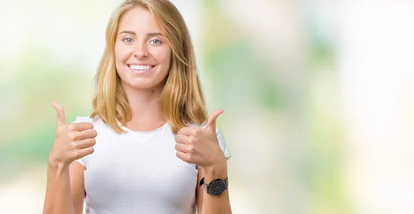 Mulher Bonita Vestindo Shirt Branca Casual Sobre Sinal Sucesso Fundo — Fotografia de Stock