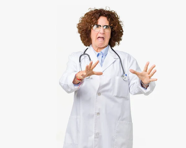 Mujer Médica Senior Mediana Edad Con Antecedentes Aislados Asustada Aterrorizada — Foto de Stock