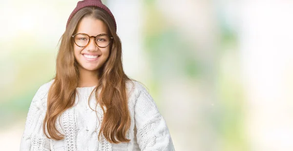 Giovane Bella Donna Hipster Bruna Indossa Occhiali Cappello Invernale Sfondo — Foto Stock