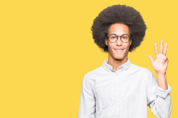 Jonge Afro Amerikaanse Man Met Afro Haar Bril Tonen Met — Stockfoto