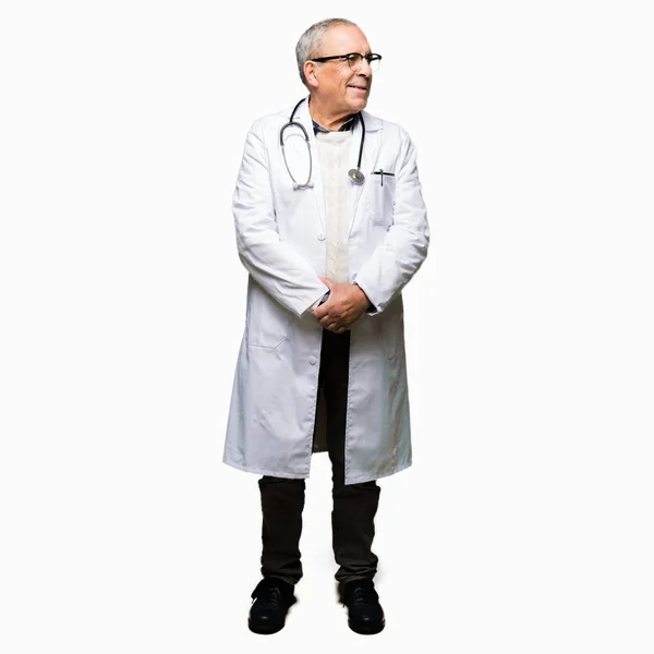 Schöner Oberarzt Mann Mit Medizinischem Mantel Lächelt Seite Und Starrt — Stockfoto