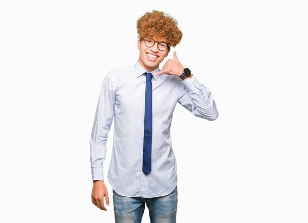 Ung Snygg Affärsman Med Afro Bär Glasögon Leende Gör Telefongest — Stockfoto