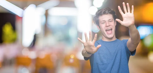 Joven Hombre Guapo Con Camiseta Azul Sobre Fondo Aislado Mostrando —  Fotos de Stock