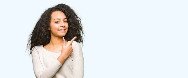 Junges Schönes Mädchen Mit Lockigem Haar Trägt Lässigen Pullover Fröhlich — Stockfoto