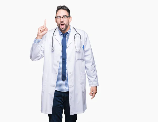 Przystojny Młody Lekarz Mężczyzna Białym Tle Wskazując Palcem Udany Pomysł — Zdjęcie stockowe
