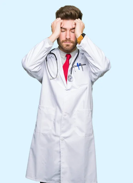 年轻英俊的医生穿着医疗外套 头痛绝望 压力大 因为疼痛和偏头痛 双手放在头上 — 图库照片