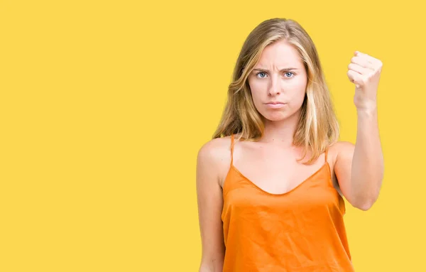 Hermosa Mujer Joven Con Camisa Naranja Sobre Fondo Aislado Enojado — Foto de Stock