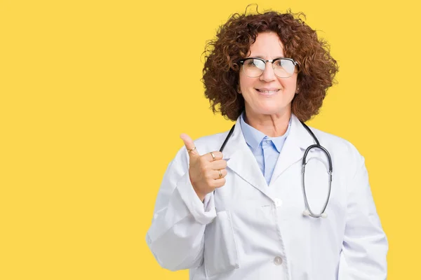 Środkowy Ager Starszy Lekarz Kobieta Białym Tle Robi Szczęśliwy Kciuk — Zdjęcie stockowe
