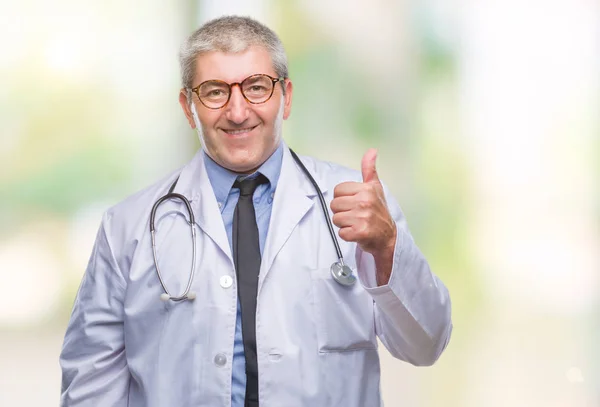 Pěkný Starší Lékař Muž Nad Izolované Pozadí Dělá Šťastné Palec — Stock fotografie