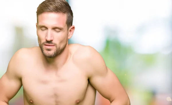 Hombre Guapo Sin Camisa Mostrando Pecho Desnudo Con Mano Estómago — Foto de Stock