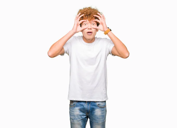 Homem Bonito Jovem Com Cabelo Afro Vestindo Shirt Branca Casual — Fotografia de Stock