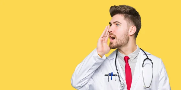 Jóképű Fiatal Orvos Ember Visel Orvosi Kabát Kiabálás Sikoltozik Hangosan — Stock Fotó