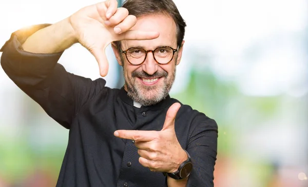 Homem Padre Meia Idade Vestindo Roupão Católico Sorrindo Fazendo Moldura — Fotografia de Stock