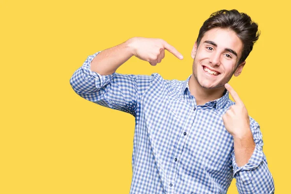 Jovem Homem Negócios Bonito Sobre Fundo Isolado Sorrindo Confiante Mostrando — Fotografia de Stock