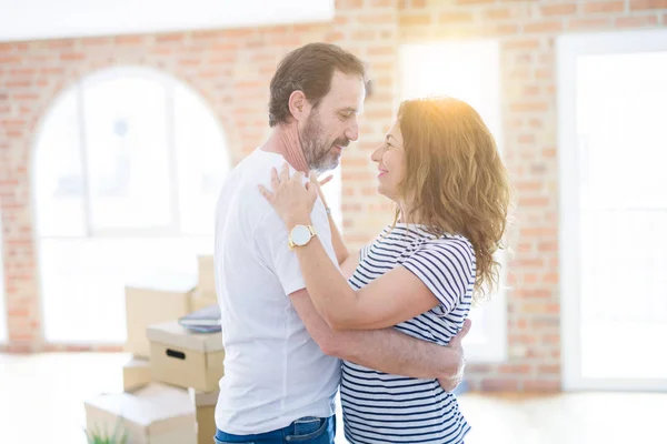 Couple de personnes âgées d'âge moyen déménageant dans une nouvelle maison, danser et smil — Photo