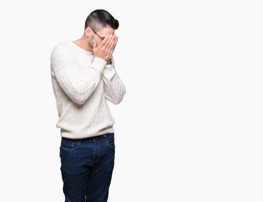 Üzgün ifade yüz eller ile ağlayarak süre kapsayan ile izole arka plan üzerinde gözlük takan yakışıklı delikanlı. Depresyon kavramı.