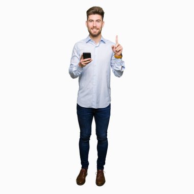 Akıllı telefon kullanarak genç yakışıklı adam iş bir fikir veya soru mutlu yüz, bir numara ile parmak işaret ile şaşırttı