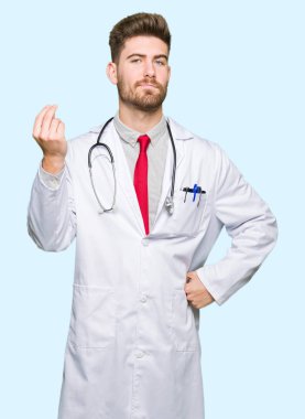Tıbbi giyen genç yakışıklı doktor adam kat el ve parmak emin ifade ile İtalyan jest yapıyor