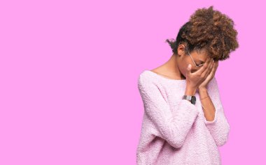 Güzel genç Afro-Amerikan kadın üzerinde gözlük takan arka plan üzgün ifade yüz eller ile ağlayarak süre kapsayan ile izole. Depresyon kavramı.