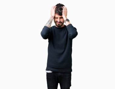 Yakışıklı delikanlı çünkü umutsuz ve stresli baş ağrısı acı izole arka plan üzerinde ağrı ve migren. Ellerini kafasına.