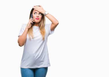 Konuşan genç güzel kadın ile vurguladı izole arka plan üzerinde smartphone kullanarak arama kafasına, utanç ile şok el ve yüz, öfkeli ve sinirli sürpriz. Korku ve hata için üzgün.