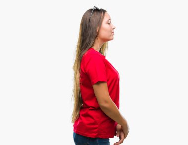 Genç güzel beyaz kadın giyiyor güneş gözlüğü izole arka tarafına, seyir üzerinde dinlenmek doğal yüz emin gülümseme ile pozuyla profili.