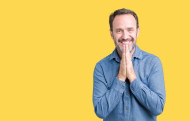 Yakışıklı orta yaş zarif komuta sizde ellerle birlikte AF emin gülümseyen için soran dua izole arka plan üzerinde.