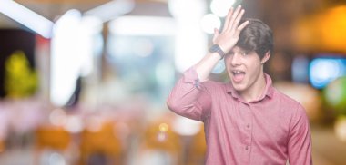 Genç yakışıklı iş adamı izole arka kafasına hata için el ile sürpriz üzerinde hata hatırlıyorum. Unuttum, kötü bellek kavramı.