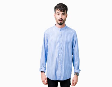 Genç yakışıklı iş adamı izole arka plan korkuyor ve şok sürpriz ifade, korku ve heyecan yüz üzerinden.