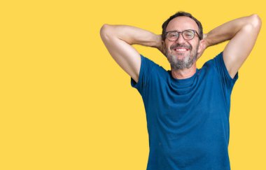 Nedir yakışıklı orta yaş ağarmış komuta sizde gözlük izole üzerinde arka plan dinlenirken ve germe kollar ve eller baş ve boyun arkasında ile mutlu gülümseyerek