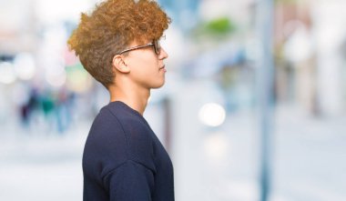 Yakışıklı delikanlı tarafına, seyir afro gözlük ile dinlenmek doğal yüz emin gülümseme ile pozuyla profil.