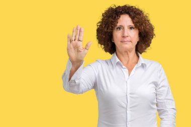 Elin avuç durağı şarkı yapıyor izole arka plan güzel orta ager üst düzey businees kadın. Negatif ve ciddi bir jest yüz ifadesiyle uyarı.