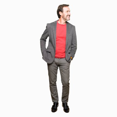 Orta yaş yakışıklı iş adamı uzak tarafına yüzünde, doğal ifade gülümseme ile arıyorum. Kendine güvenen gülüyor.