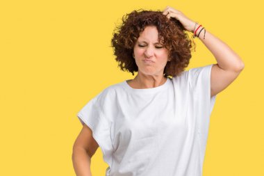 İzole arka plan üzerinde beyaz t-shirt giyen güzel orta ager kıdemli kadın şaşırtmak ve soru hakkında merak ediyorum. Şüphe ile belirsiz, baş el ile düşünme. Pensive kavramı.