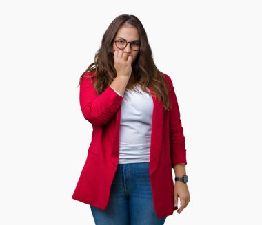 Artı boyutu genç iş kadını güzel üzerinde şık ceket ve gözlük takıyor stresli ve gergin elle çivi ısırma ağzına bakarak arka plan izole. Anksiyete sorunu.