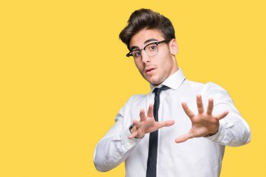 Üzerinde gözlük takan genç iş adamı arka plan korkuyor ve korku ifade dur hareketi el ile ile dehşete şokta bağırarak izole. Panik kavramı.