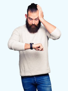 Casual kazak giyen genç sarışın adam İzle o zaman endişeli, geç korkuyor arıyorsunuz