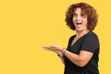 İzole arka plan güzel orta ager üst düzey kadın el ve reklam mutlu ve kendinden emin gülümseyen sunulması avuç, yanında işaret