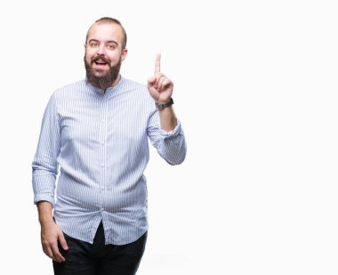 Genç beyaz hipster adam izole arka plan başarılı fikirle parmak işaret. Çıktıktan ve mutlu. Bir numara.