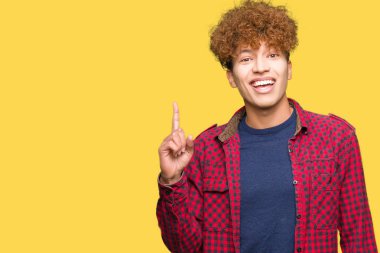 Ceket işaret eden bir parmağa başarılı fikirle giyen afro saçlı Genç yakışıklı öğrenci adam. Çıktıktan ve mutlu. Bir numara.