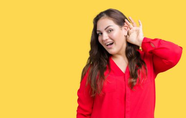 Artı boyutu genç iş kadını bir işitme söylenti ya da dedikodu için dinleme kulak üzerinde el ile gülümseyen izole arka plan üzerinde güzel. Sağırlık kavramı.