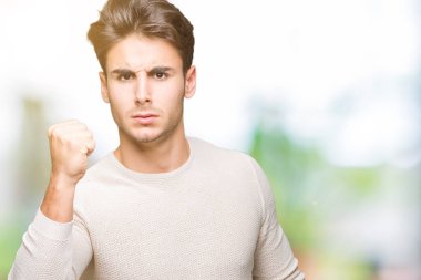 İzole arka plan öfkeli ve sinirli sinirli ve öfke ile bağırarak süre öfkeli yumruk yükselterek genç yakışıklı adam. Öfke ve agresif kavramı.