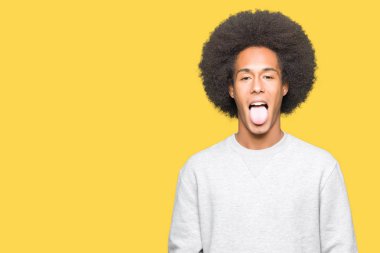 Dilini sportif sweatshirt giyen afro saçlı genç Afro-Amerikan adam out komik ifade ile mutlu. Duygu kavramı.