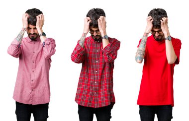 Izole arka plan üzerinde gözlük takan genç adamın kolaj baş ağrısı umutsuz acı ve stresli çünkü ağrı ve migren. Eller baş üstünde.