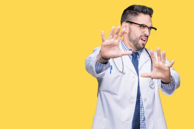 Yakışıklı genç adam korkuyor ve dehşet korku ifade dur hareketi el ile ile izole arka plan üzerinde şok bağırarak doktor. Panik kavramı.