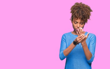 Güzel genç Afro-Amerikan kadın yüzünden izole arka plan acı acı elleri ve parmakları, artrit inflamasyon