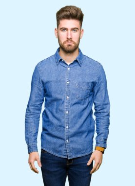 Genç yakışıklı sarışın adam rahat kot gömlek giymiş depresif ve kızgın ve korkmuş ağlıyor sıkıntı için endişeleniyorum. Üzgün ifade.