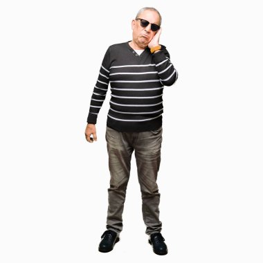 Kış kazak ve güneş gözlüğü giyen yakışıklı kıdemli adam yorgun bakıyor ve çapraz silah ile depresyon sorunları ile sıkılmış düşünme.