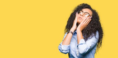 Kıvırcık saçlı gözlük yorgun el yüz, depresyon ve üzüntü, kapsayan giyen genç güzel iş kız üzgün ve sorun için tahriş