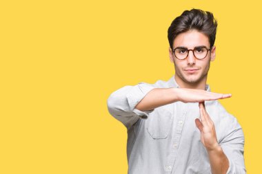 İzole arka plan yapıyor zaman aşımı jest elle, sinirli ve ciddi bir yüz üzerinden gözlüklü genç yakışıklı adam